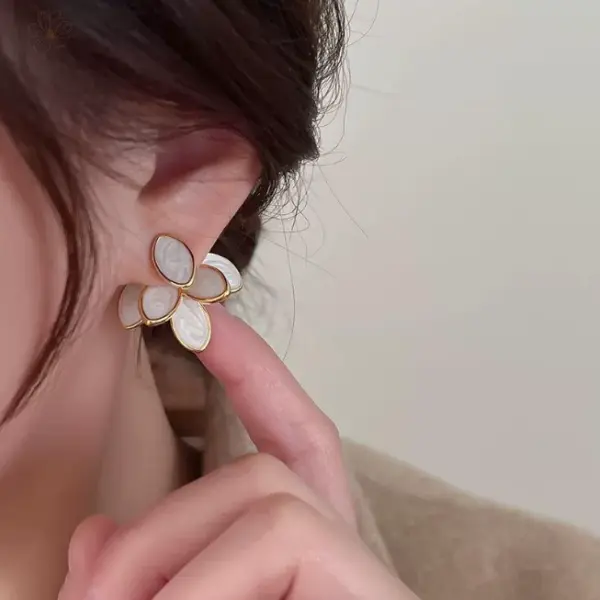 multi-way enamel Stud-White